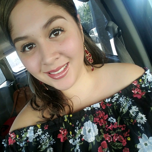 Meet your Posher, Selena - Picture 1 of 1